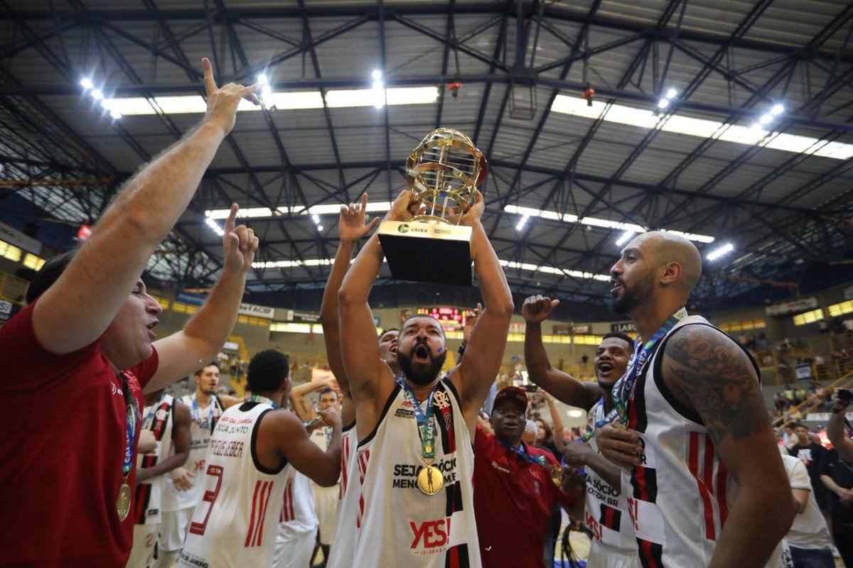 TimeFlamengo's tweet photo. Há exatamente um ano, o Flamengo venceu o Franca, fora de casa, por 81 a 72, fechou a série final em 3 a 2 e se sagrou hexacampeão do NBB! A Maior Torcida do Mundo invadiu o ginásio Pedrocão e fez uma grande festa! 🏆🏆🏆🏆🏆🏆 #ReisDaQuadra #FlaMemória https://t.co/TPrnKO8jiL