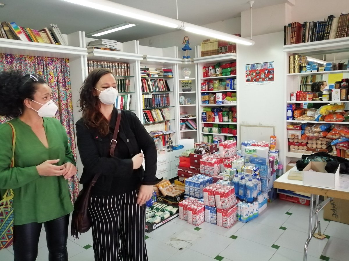 PlataformaHoyxT's tweet photo. @ApoyoMutuoFuen1 #Fuenlabrada #RedSolidariaFuenlabrada #RSP  @RedSolidaridad Pan Trabajo Techo y Dignidad entrega Alimentos a las Familias trabajadoras que necesitan nuestra Somidaridad https://t.co/tOHoHxhGbP