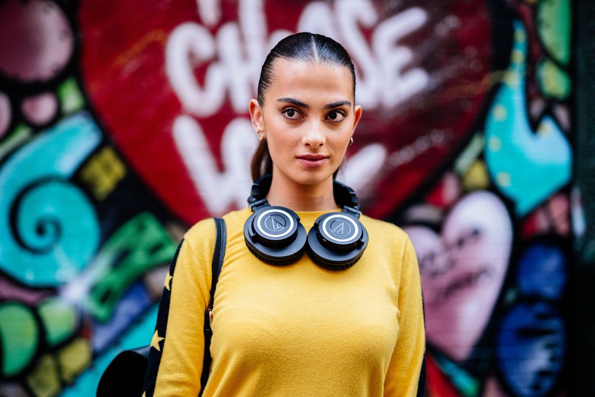 Basierend auf dem legendären Kopfhörer M50x, der von Musikern auf der ganzen Welt verwendet wird, bietet der M50xBT ein leistungsstarkes Klangerlebnis mit der Freiheit von Bluetooth.