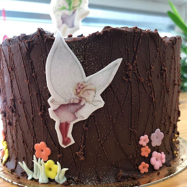 Los cuentos de hadas 🧚‍♀️ son más que reales, no porque te enseñen a conocer dragones sino porque te enseñan a que pueden ser derrotados... #cake #hadas #dulcemarietartas #montequinto #sevilla #food #pasteleriacreativa #tartas #chocolate