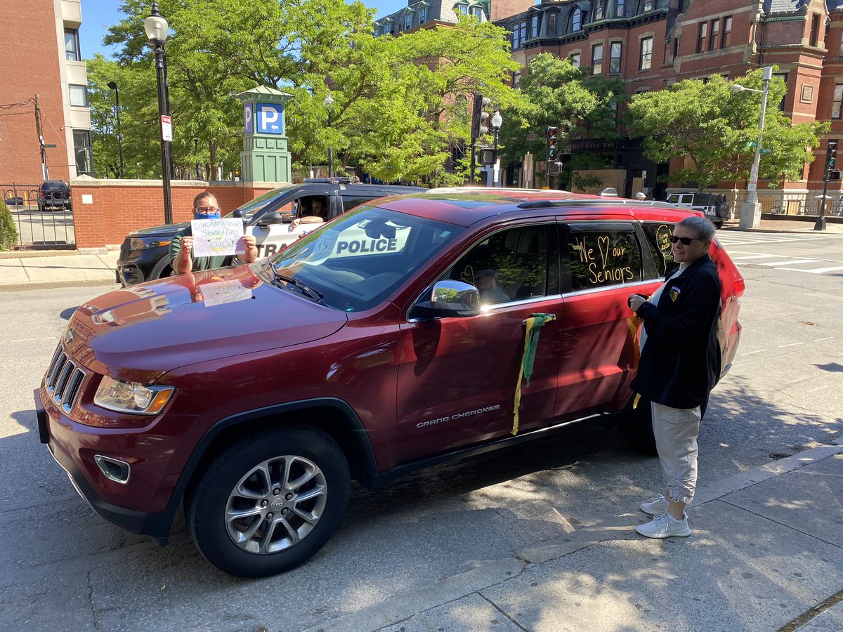 SnowdenIntBPS's tweet image. Good morning!  We are beginning cap and gown deliveries for the Class of 2020!  Seniors, please make sure that you are at the address you shared between 9am and 1pm Deliveries will continue Wednesday @BostonSchools