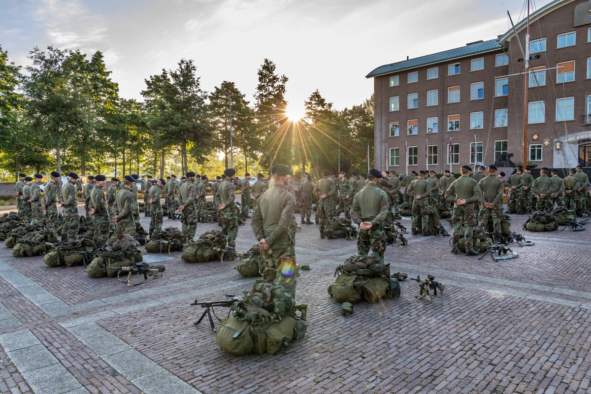 73 mariniers sloten de Elementaire Vakopleiding af. Na een zware training, die negen weken stillag, kregen zij vanochtend de felbegeerde mariniersbaret. Gefeliciteerd mannen, jullie bewezen tijdens deze uitzonderlijke situatie dat jullie klaar zijn voor het leven als marinier.
