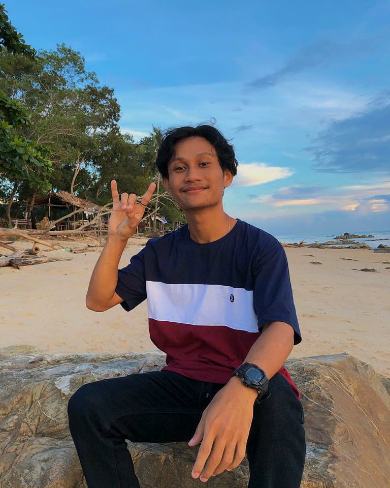 Hidup telah mengajari saya jangan pernah mengharapkan apapun pada siapapun.