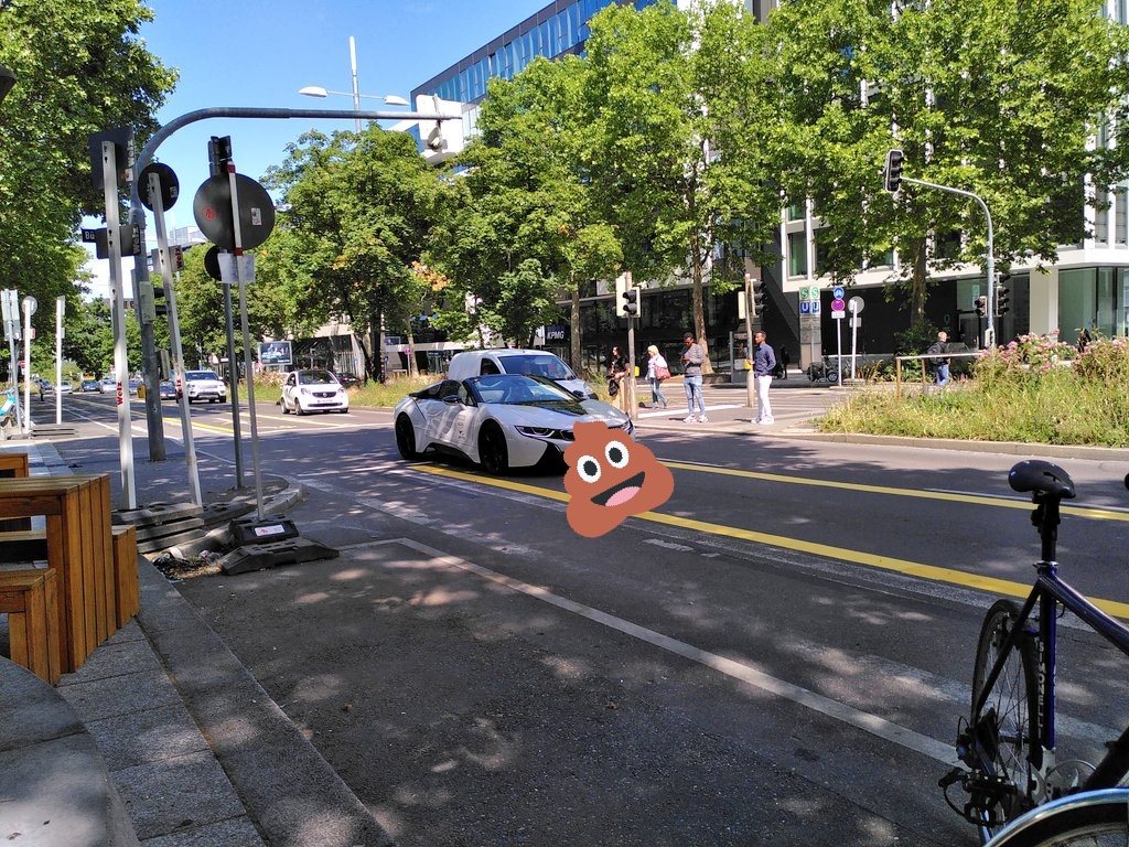 StuggiRad's tweet photo. Wenn Polizeipräsident #Lutz @PP_Stuttgart die neuen #PopUpBikeLanes nicht zu Überhol- und Raserspuren verkommen lassen will, dann müsste er jetzt gegensteuern. Und nicht erst, wenn sich herum gesprochen hat, dass die StVO nicht mal direkt vor seinen Revieren gilt. https://t.co/tA2jzR7zLX
