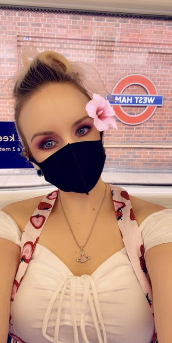 Feels weird braving the tube #birthdaylockdown https://t.co/Oa1PABtDoV<a href="/tag/birthdaylockdown"class="tags">#birthdaylockdown</a>