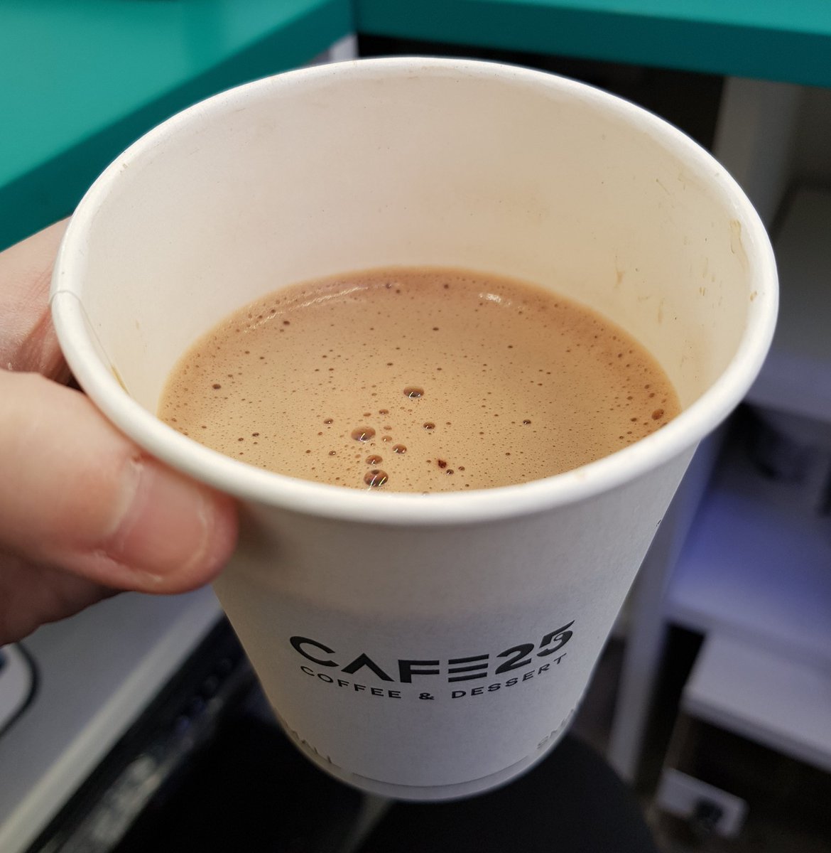 떨어진 당과 필요한 카페인을 채우기 위해 마신 gs25 카페 따뜻한 카페모카(1,700원). 적당히 달콤하면서도 쌉쌀한 카페모카의 맛은 언제 마셔도 맛있다. 정신을 차리니 배가 고파서 커피를 밥 먹듯 허겁지겁 마시고 있던 나를 발견했다. 역시 힘든 노동 후의 커피는 훌륭하다.