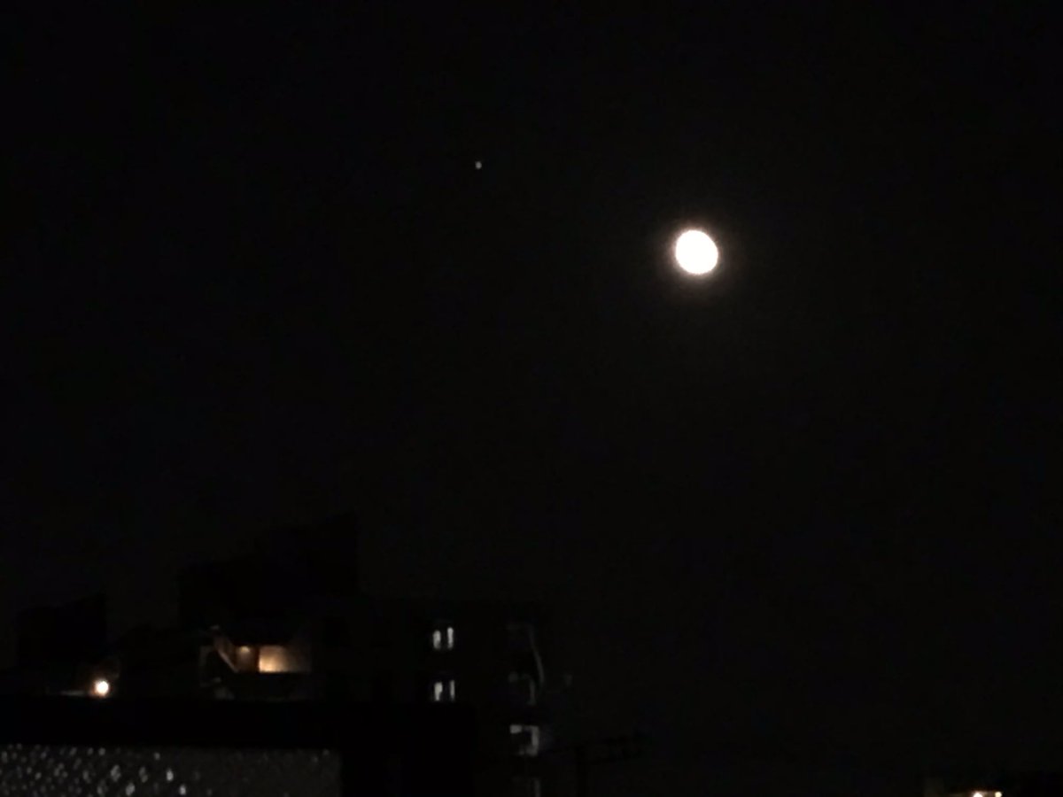 Kagaya 空をご覧ください 南東に立待月が昇りました 月の左上に見える明るい星は木星です この写真では木星の四大衛星もかすかに写りました 今 東京にて撮影 今日もお疲れさまでした T Co T5xfnxzuml Twitter