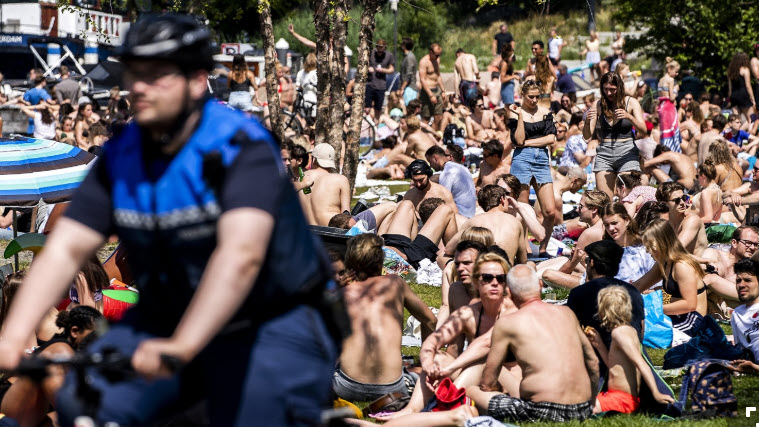 Het is nu 18 dagen na Hemelvaartsdag met dat prachtige weer.
ALS WE DE CIJFERS ZIEN IS ER GEEN ENKELE AANWIJZING DAT ER TOEN EXTRA MENSEN ZIJN BESMET.
Misschien ook leuk om te melden bij het NOS Journaal?
Kunnen we nu weer normaal naar terrassen en strand burgemeester Bruls?