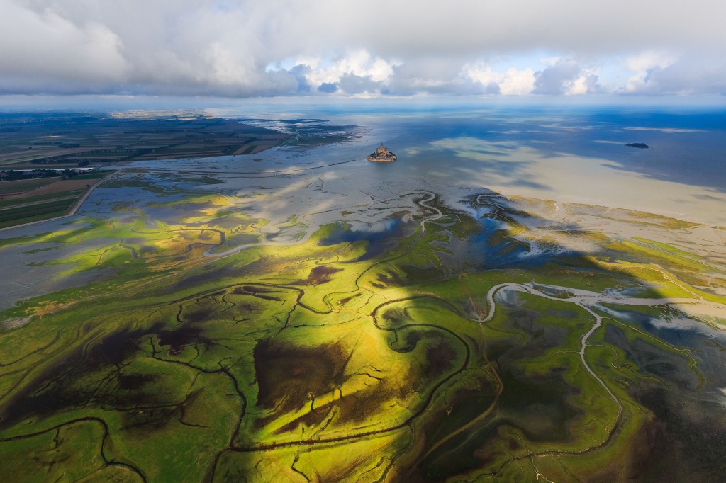 🌊Saviez-vous que l'alignement de la Terre, du Soleil et de la Lune provoque le phénomène des #grandesmarées ? Les plus gros coefficients d'Europe sont enregistrés dans la baie du #MontSaintMichel qui se transforme alors en véritable île. #WorldOceansDay #journeemondialedesoceans