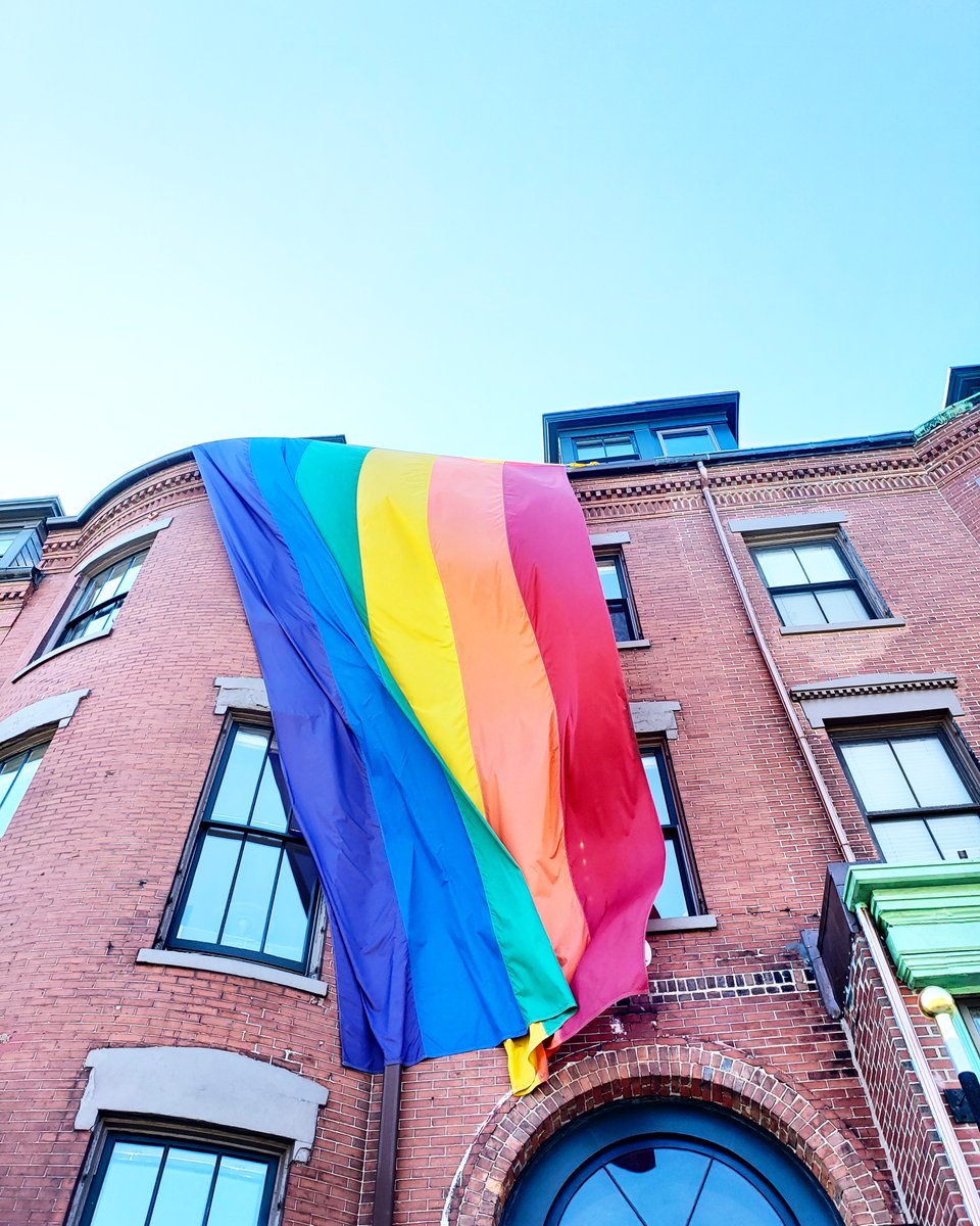 OnlyInBOS's tweet photo. Someone has installed a nearly three story pride flag over their Tremont Street building.

❤💛🧡💙💚💜 https://t.co/cIi5aIAnss