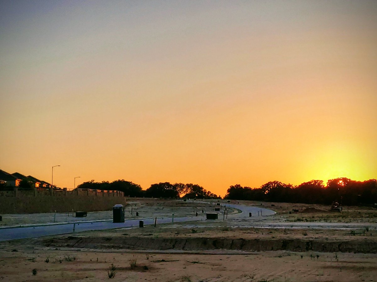 adamf120's tweet photo. Yet another great sunset 📷! As long as we build homes in our heart ❤ for love we can share that with others and heal!!
Pictures courtesy of my #GalaxyZFlip
#Samsunglife #BestCameraEver @SamsungMobileUS #BlackLivesMatter #photography https://t.co/XFu4ZLizkW
