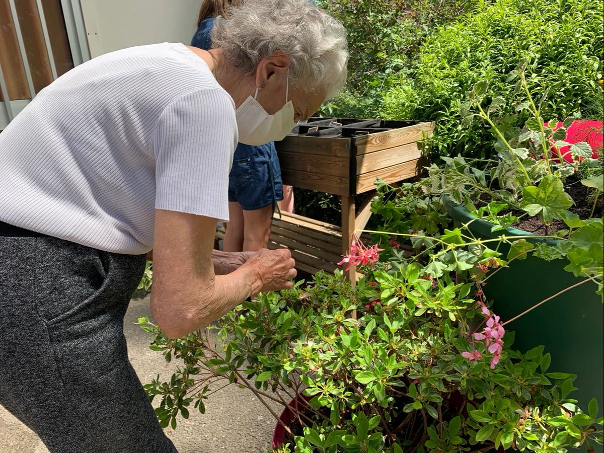 L'équipe du CAJA #Alzheimer tient à jour un blog dans lequel elle partage quotidiennement les activités réalisées avec les bénéficiaires afin d'informer au jour le jour les aidants et les aider à maintenir les liens avec leur proche une fois à la maison ⤵ psychomotcaja.wixsite.com/centreazalee