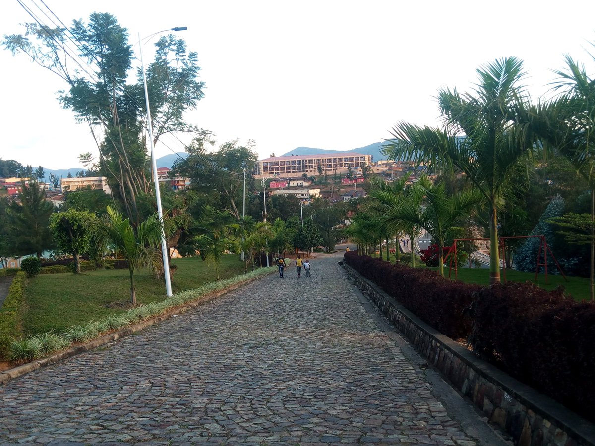 Nyamagabe's tweet photo. Amafoto: Inyubako y'Isoko rya Kijyambere ryuzuye mu Karere ka #Nyamagabe https://t.co/LzgRr1AxAt