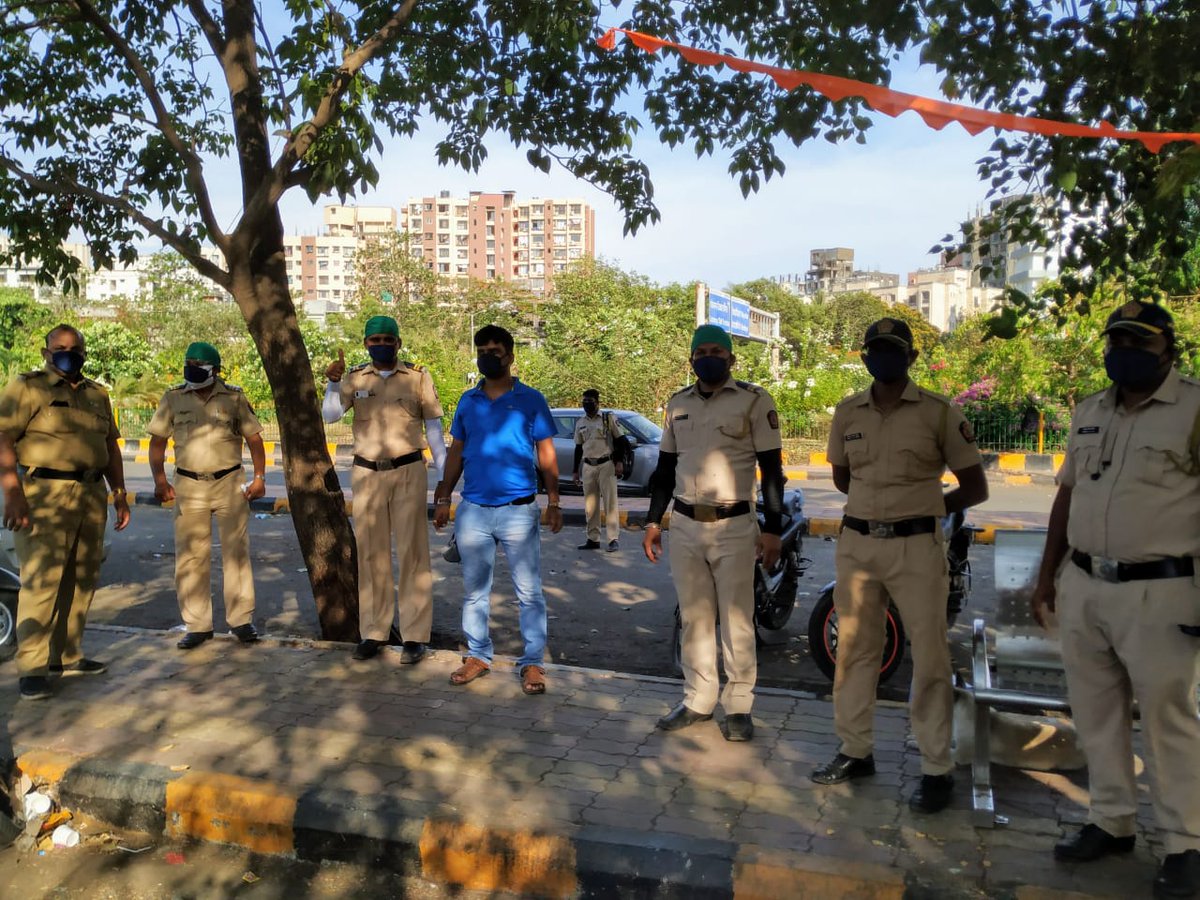 B4ACINDIA's tweet photo. Last few weeks situation related to migrant labour leaving city has been difficult. Mumbai police played a critical role in managing crowds at exit points-train/bus terminus. B4AC &amp; Jan Sewa team at LTT station distributing reusable masks to all police staff.Thank u @MumbaiPolice https://t.co/ie1fMtK0jh