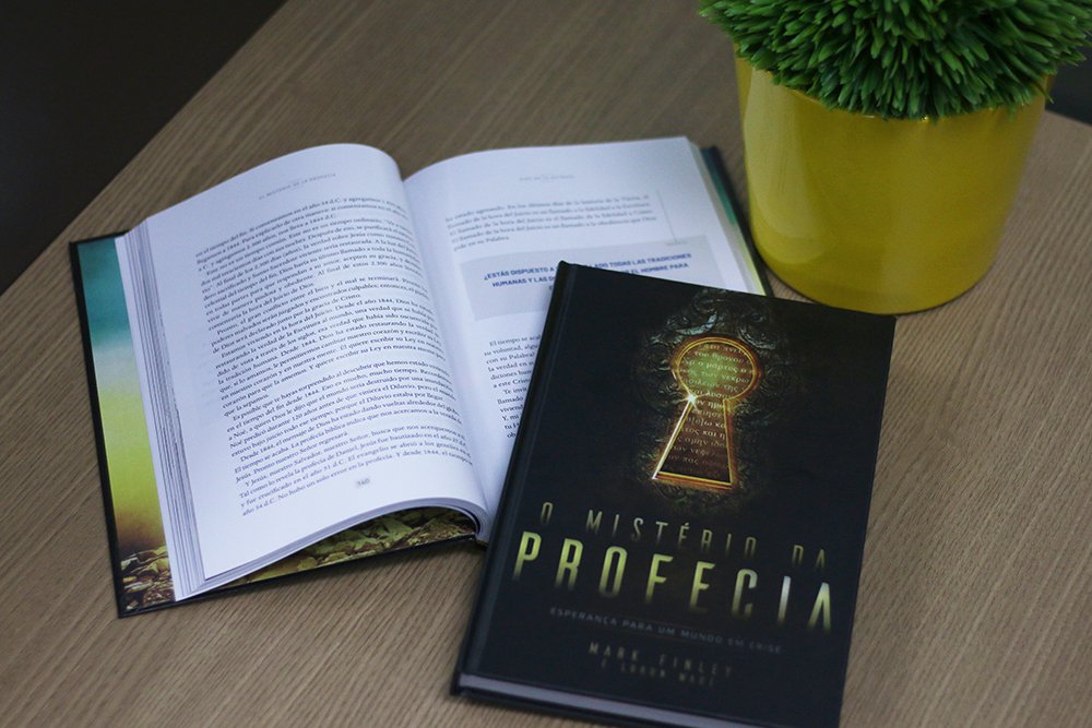 "Cuando una iglesia descarta o resta importancia a la autoridad de la Biblia, cuando no se sostiene firmemente por los altos estándares y valores establecidos en la Palabra de Dios, será débil y la gente buscará otra cosa." (El Misterio de la Profecía, pág. 217)