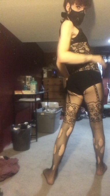 3 pic. https://t.co/d2iluOBumn hi you guys are letting me flop? I promise I’ll work harder #onlyfans
