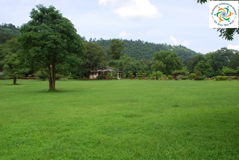 CBC_Chandigarh's tweet photo. #Kauncha, a tribal village, is situated 40 km in the south of Silvassa on banks of river Damanganga
Residents of village belong to ancient tribes Warlis & Koknas who live so close to nature that they appear to be an integral part of it.
#EkBharatShreshthaBharat
(1/2) https://t.co/H22WREBv5z