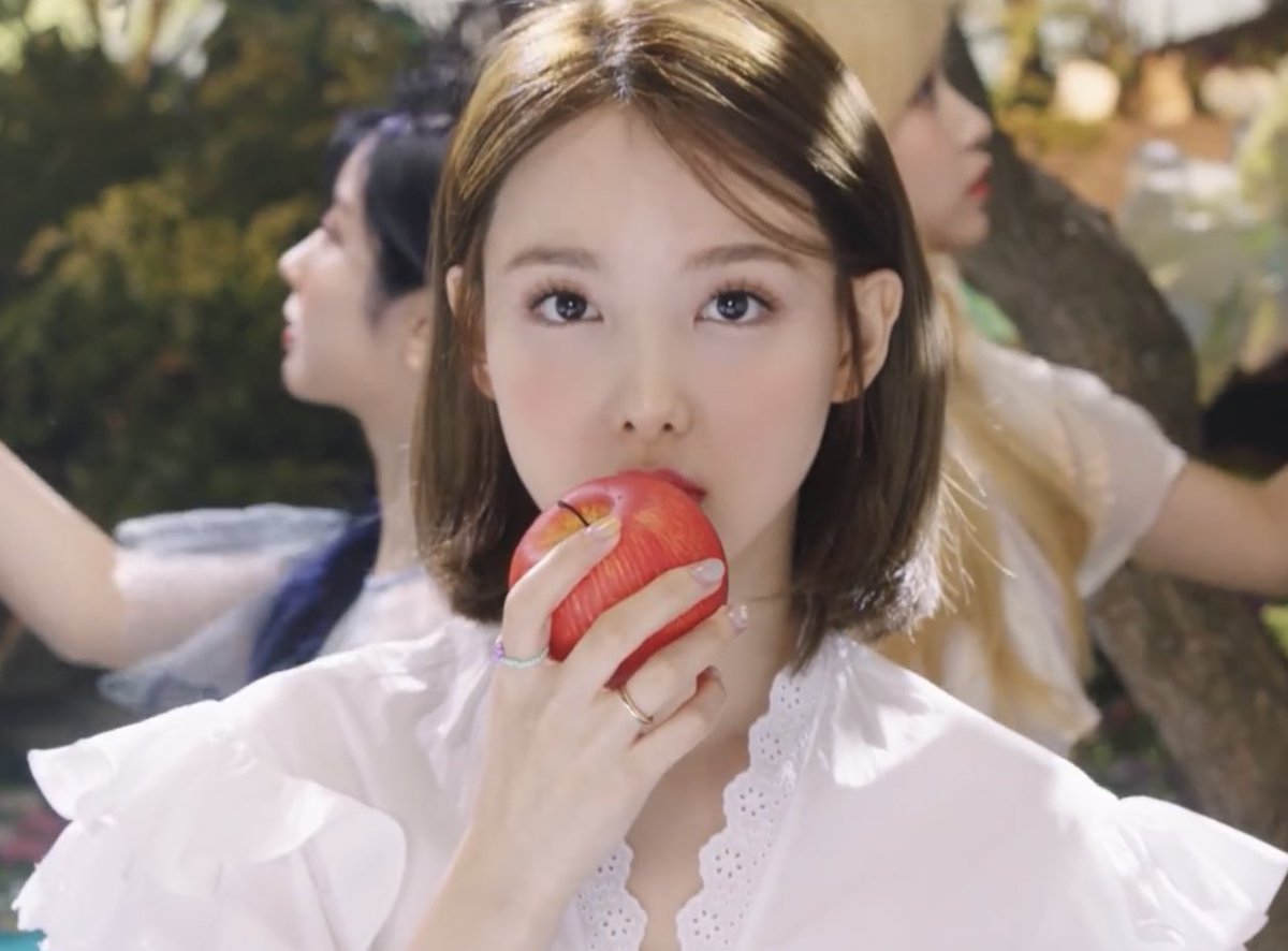 твайс наен песня. наен и чонен. наён из twice can't stop me. Twice nayeon. твайс наен песня.