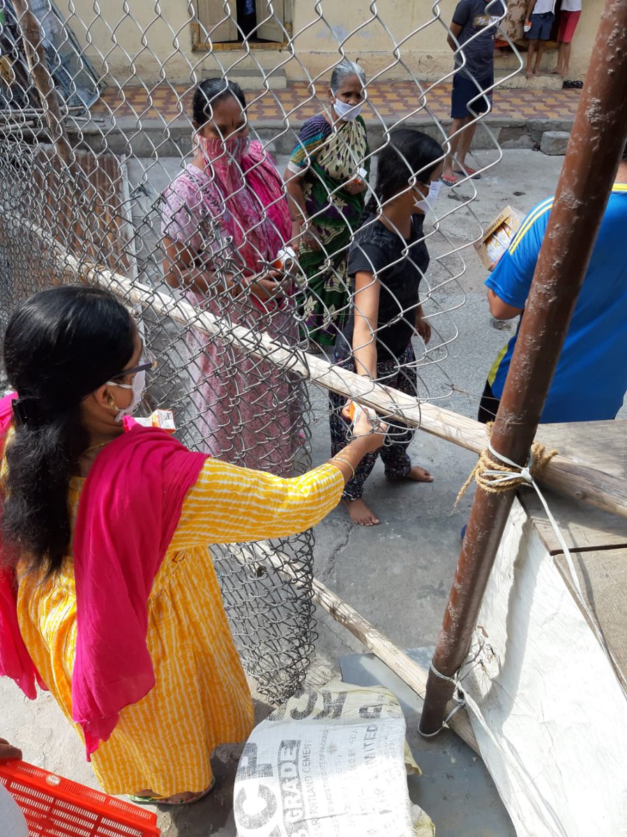 jyothsna_tdp's tweet photo. #TelanganaTDP #TeluguMahila President Jyothsna Tirunagari Distributing ORS liquid packets to the people of Containment Zone at #Nimboliadda https://t.co/ut56QweX0h