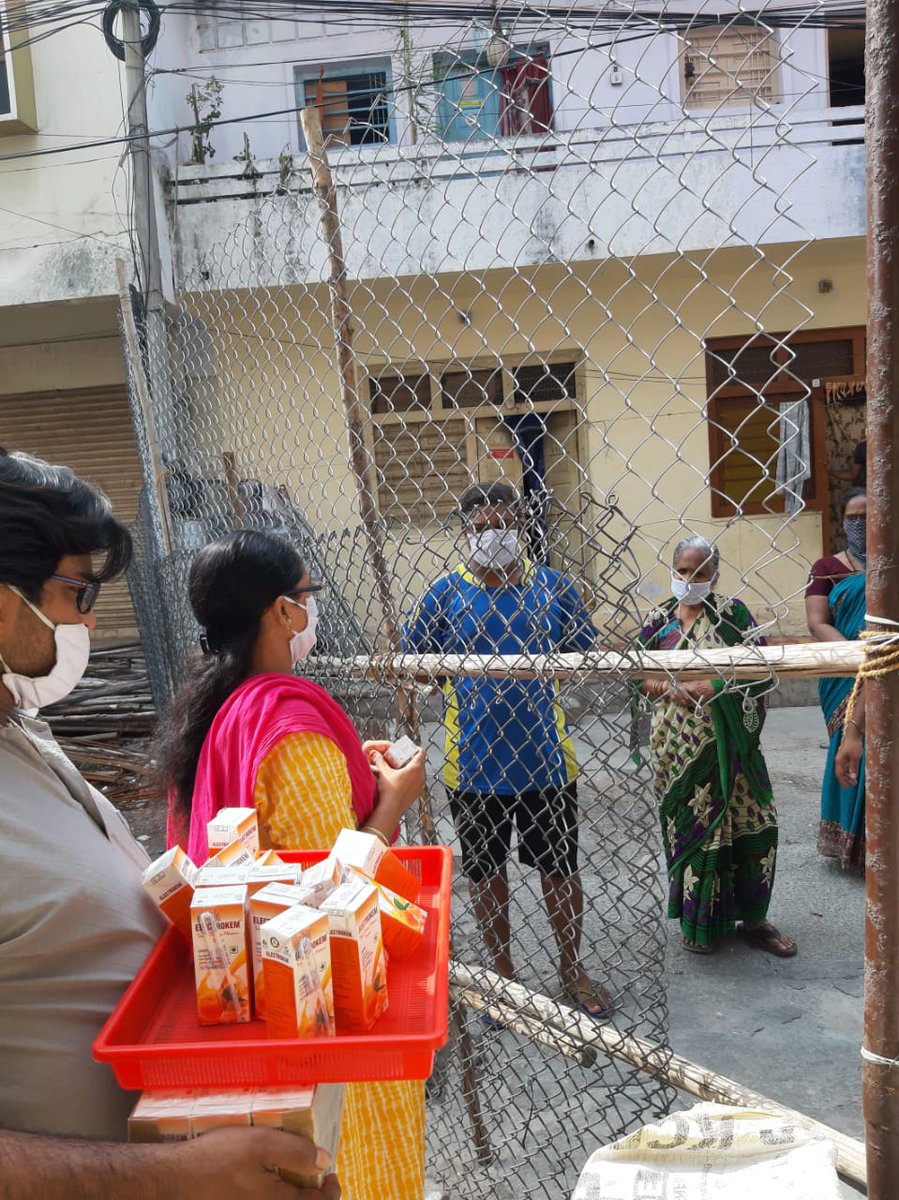 jyothsna_tdp's tweet photo. #TelanganaTDP #TeluguMahila President Jyothsna Tirunagari Distributing ORS liquid packets to the people of Containment Zone at #Nimboliadda https://t.co/ut56QweX0h