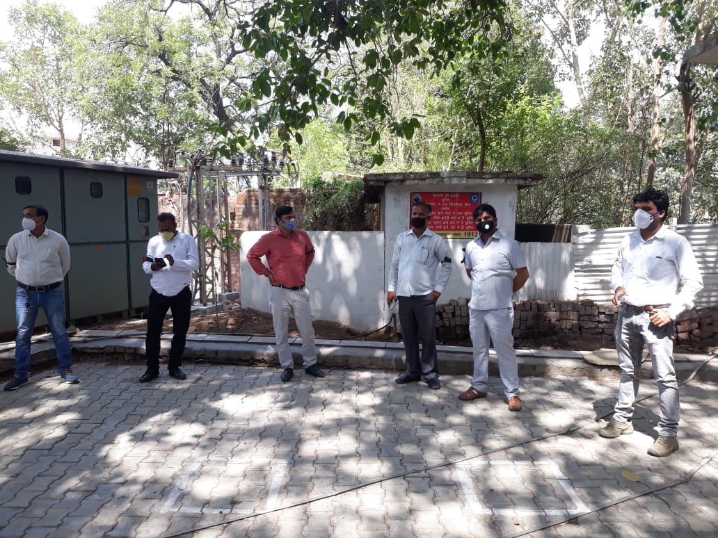 SunilKG_DVVNL's tweet photo. Black day protest against #ElectricityAct2020 in Jhansi at Zonal Office of UPPCL .
#Blackday1stjune
#NationalProtestDay
#SavePowerSectorIndia
#savepowersector
#stopprivatisationuppcl
#NCCOEEE
#AIFOPDE
#RVPJESUP https://t.co/ohpToMz88Q