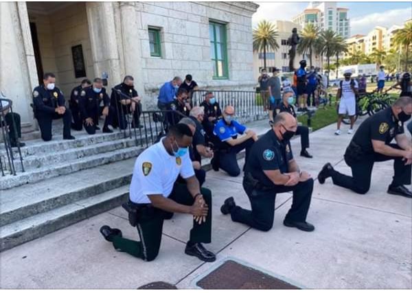 Moi42672277's tweet photo. Pas de justice pas de paix!!! Une seule race l'humain✊🏻✊🏼✊🏽✊🏾✊🏿
#BlackLivesMatter #Anonymous #anonymus #GeorgeFloyd #DonaldTrump #BostonProtests https://t.co/hmSEqakl2f