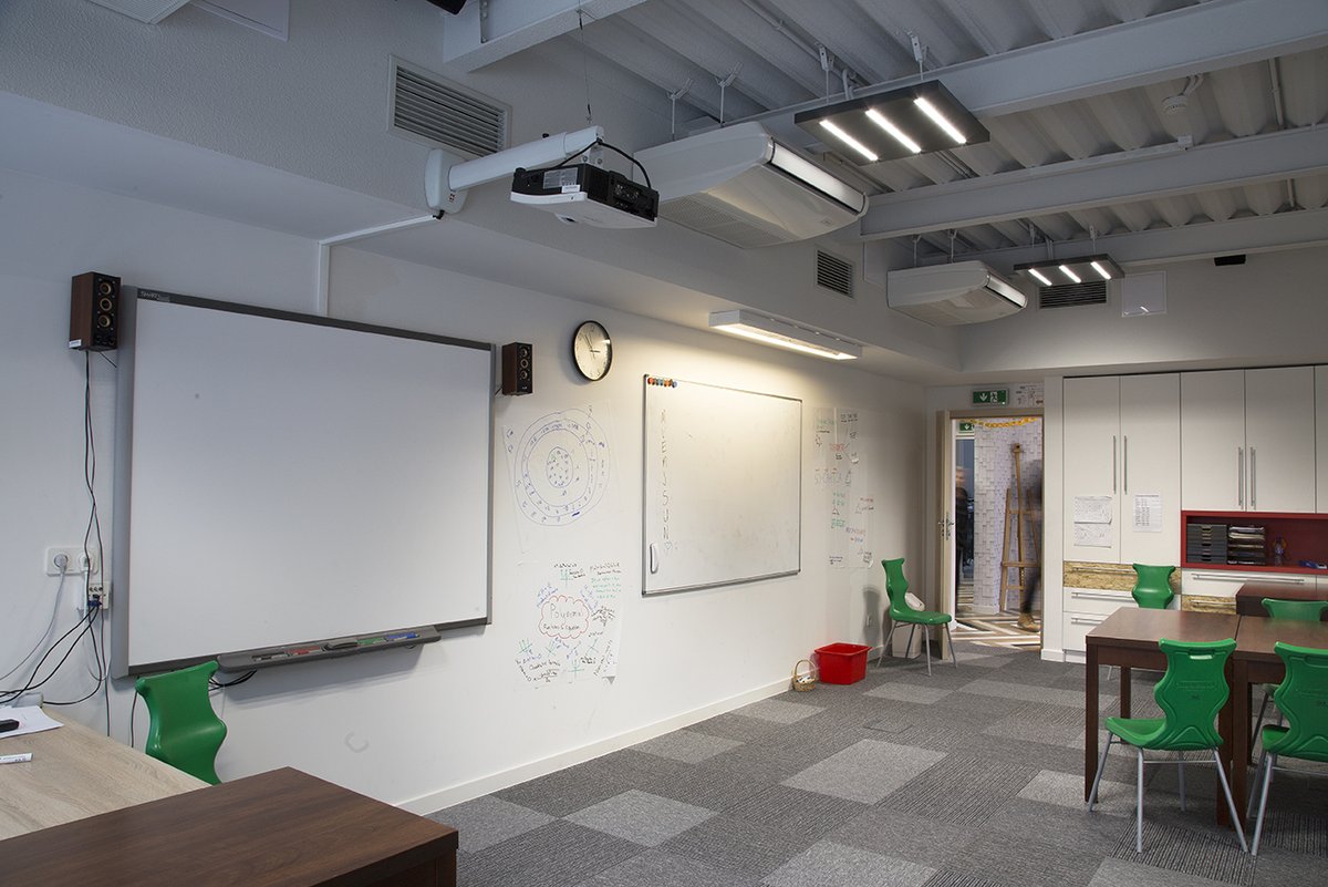 es_system_led's tweet image. The thing about good schools for our children is that it’s important for the place to be equipped with #healthylighting – just like at The International School of Krakow, where exceptional learning comfort is ensured by our MODERNA #luminaires 😃
#InternationalChildrensDay