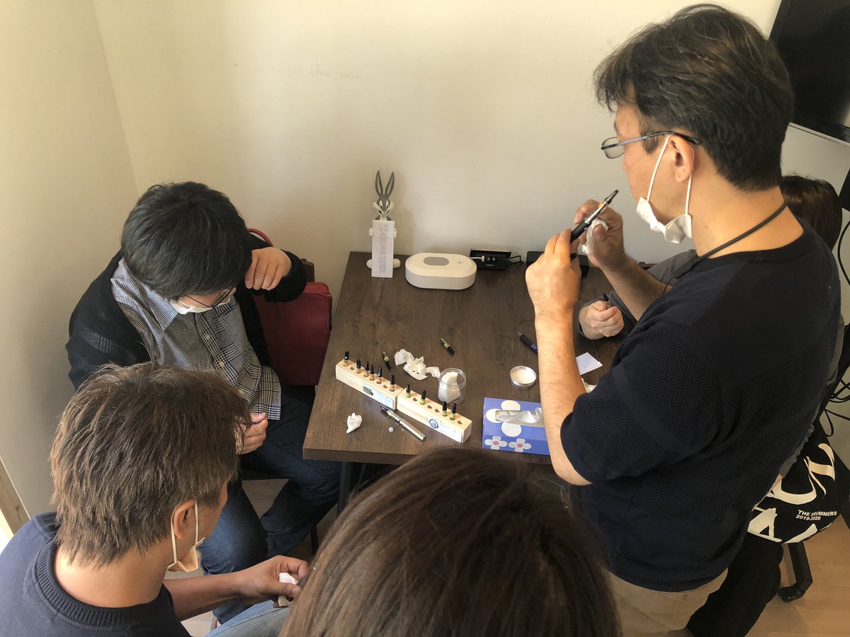 dispensary_f's tweet photo. H&F福岡店では店内全商品「味見」可能です。もちろん「CBD VAPE」も全フレーバーお試し頂けます。仲間内でワイワイ「俺やっぱマンゴーやな」「じゃ俺はメンソールで濃度上げよかな」などなど。ワイワイ。オイルサンプルも引き続き配布中。お近くにお越しの際は是非!
#cbd #handf #dispensary #福岡 https://t.co/lm8kWyaM7C