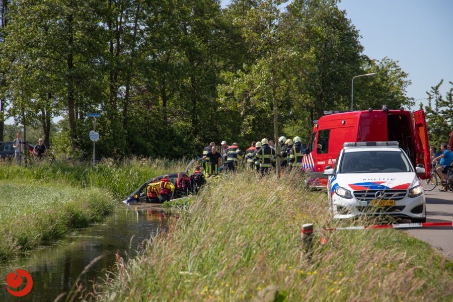 Man door brandweer uit te water geraakte auto gehaald