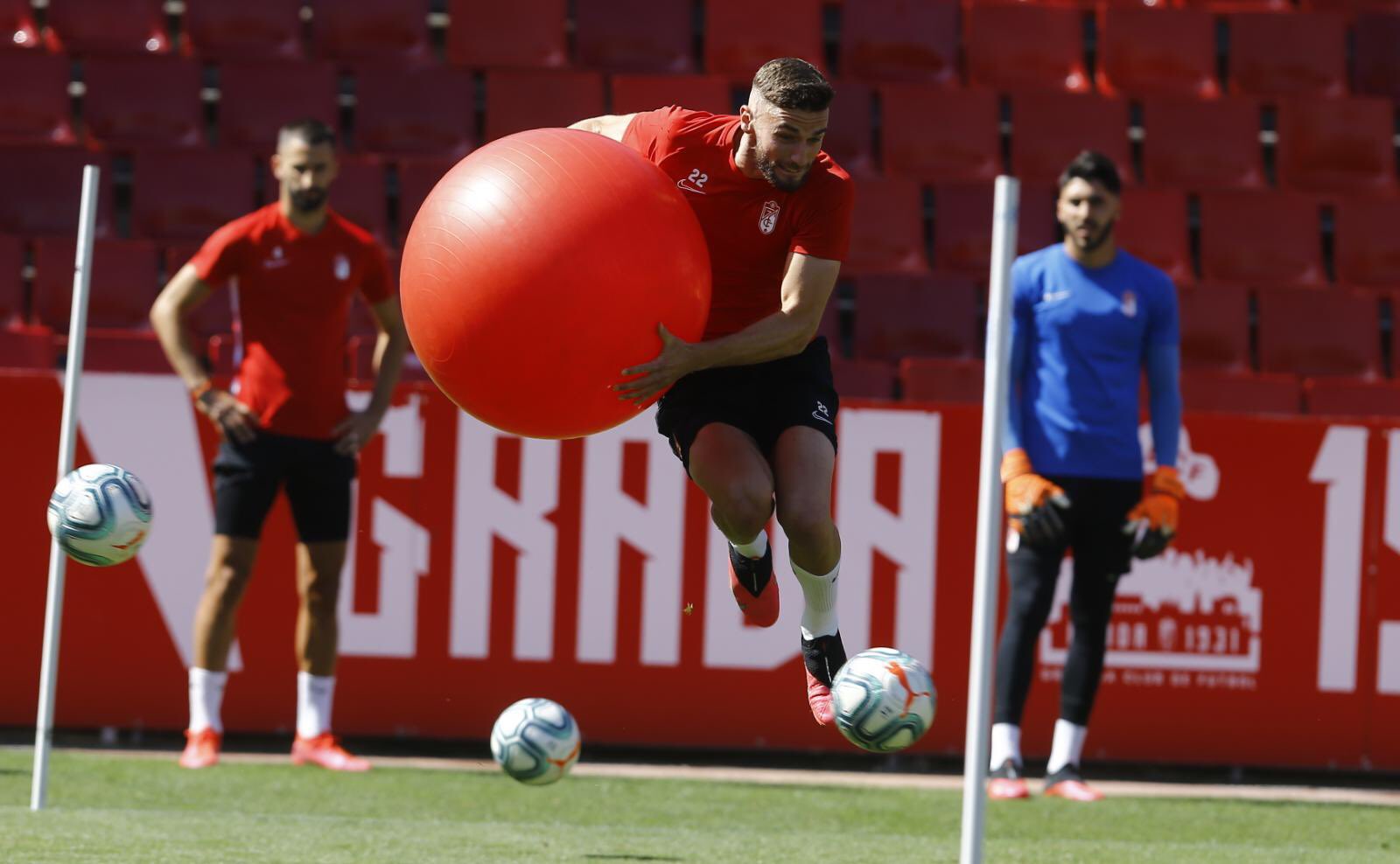 Los jugadores del Granada, en Los Cármenes (Foto: GCF).