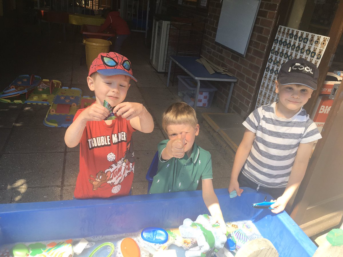 YMS_Reception's tweet image. Enjoying time with friends