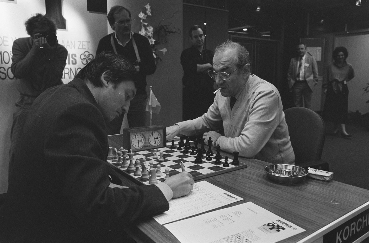 dgriffinchess's tweet image. Tilburg (Interpolis), 21st October 1986. The 3rd-round encounter between old rivals Anatoly Karpov (USSR) & Viktor Korchnoi (Switzerland) is seen getting under way. The game was drawn in 41 moves.
(Photo credit: R. Gerrits / ANEFO, via nationaalarchief.nl.) #chess