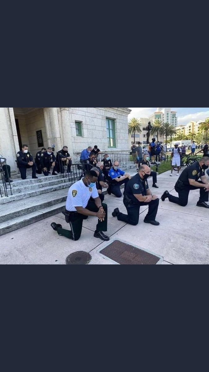 Ingrid24rengifo's tweet photo. Sé que la casa blanca se ha apagado después de décadas y que #Anonymous sigue siendo tendencia.
Pero ¿podemos hablar de la policía de Chicago, que se arrodilló en señal de disculpas ante los manifestantes, a pesar de no tener la culpa de nada? 
Aún queda policías buenos. https://t.co/jBjF4eEJMk