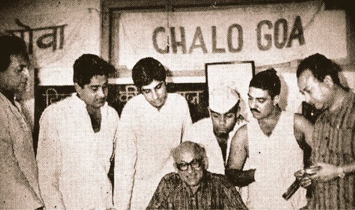 Film History Pics on Twitter: "(1969) Making of Amitabh Bachchan 's debut film 'Saat Hindustani'. Director KA Abbas with Utpal Dutt, Jalal Agha, Anwar Ali, Amitabh Bachchan & others. @SrBachchan… https://t.co/zoBECuGo1i"