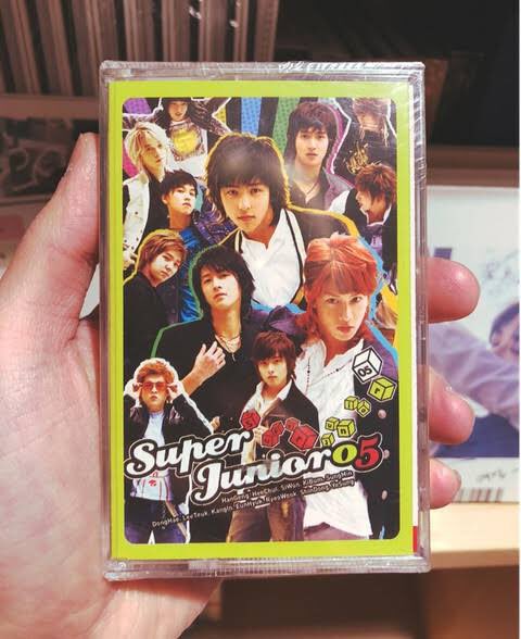 sujufor_elfindo's tweet photo. from having album in cassette tape, 15 years later having virtual concert + break records. super junior is indeed a living legend who travels through generation &amp; technology

from this                                    to this
2005                                           2020 https://t.co/k67nZfQdpg