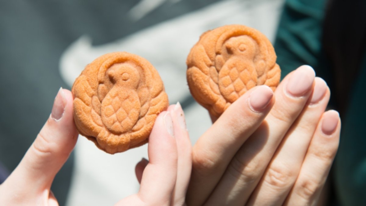 Tokyo_gov's tweet photo. #TokyoFunFact: How did the Tokyo neighborhood of Ningyocho (“Town of #Dolls”) get its name? Long ago, the area was home to many doll makers and boasted rows of doll shops. Today, Ningyocho is well known for its #retro vibe and baked #sweets in the shapes of dolls &amp; animals https://t.co/ypiicT2mmM