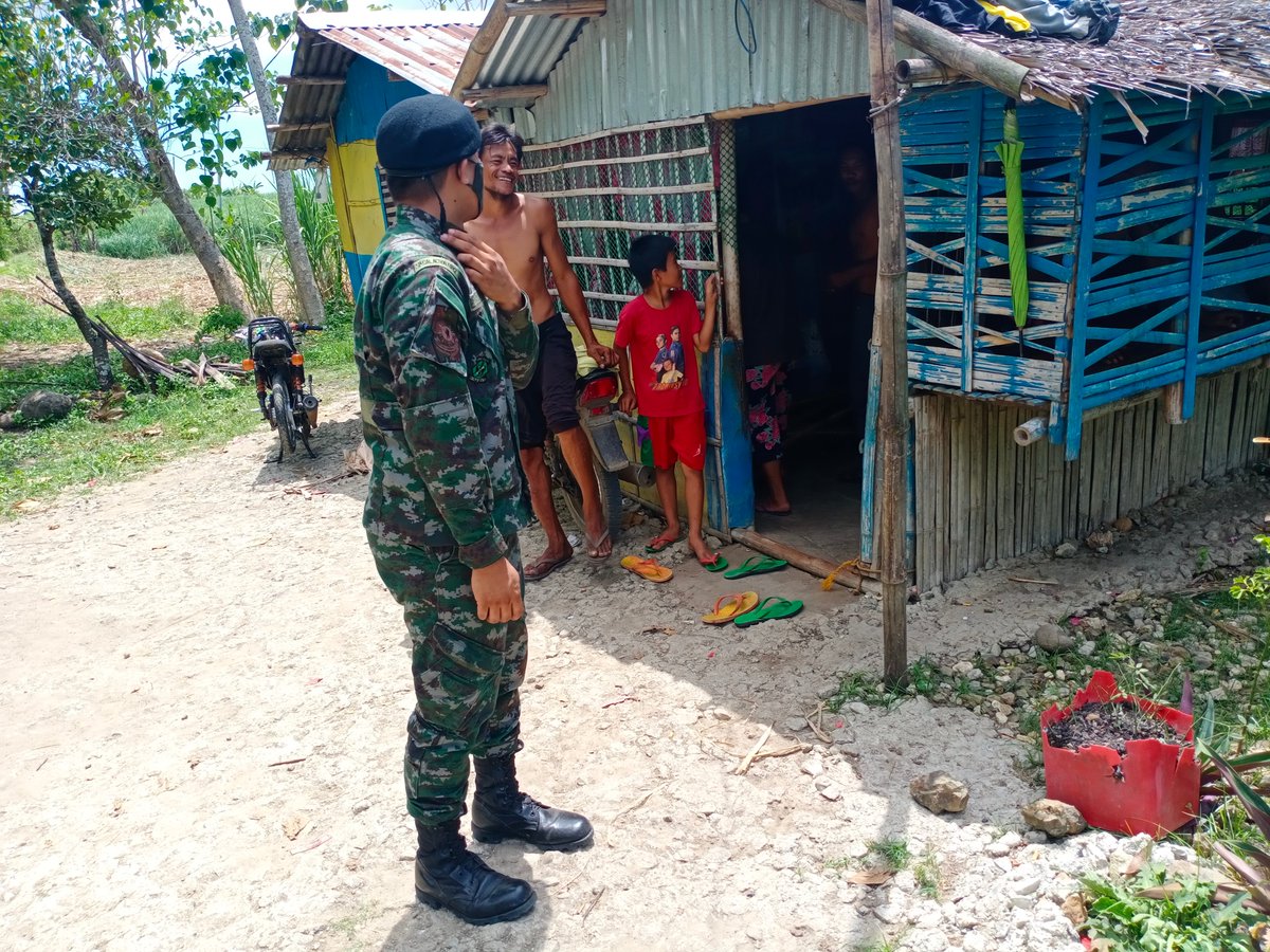 PNP_SAF65SAC's tweet photo. On May 31, 2020, 65SAC personnel distributed relief goods to Mr. Bobby A. Clamor, in relation to Adopt-a-Family Beneficiary Program.

#PNPPatrolPlan2030
#SpecialActionForce
#TeamPNP
#SAFCares
#ToServeAndProtect
#PNPKakampiMo
#StayHomeSaveLives
#PNPChiefGamboa
#WeHealAsOne https://t.co/MpirLPPjQq