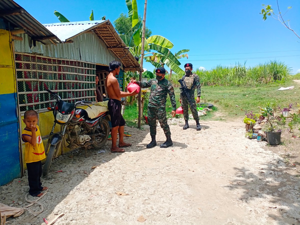 PNP_SAF65SAC's tweet photo. On May 31, 2020, 65SAC personnel distributed relief goods to Mr. Bobby A. Clamor, in relation to Adopt-a-Family Beneficiary Program.

#PNPPatrolPlan2030
#SpecialActionForce
#TeamPNP
#SAFCares
#ToServeAndProtect
#PNPKakampiMo
#StayHomeSaveLives
#PNPChiefGamboa
#WeHealAsOne https://t.co/MpirLPPjQq