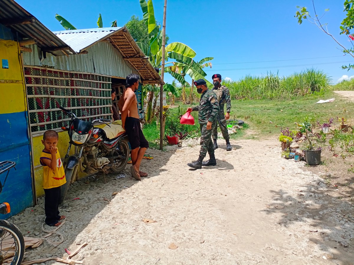 PNP_SAF65SAC's tweet photo. On May 31, 2020, 65SAC personnel distributed relief goods to Mr. Bobby A. Clamor, in relation to Adopt-a-Family Beneficiary Program.

#PNPPatrolPlan2030
#SpecialActionForce
#TeamPNP
#SAFCares
#ToServeAndProtect
#PNPKakampiMo
#StayHomeSaveLives
#PNPChiefGamboa
#WeHealAsOne https://t.co/MpirLPPjQq