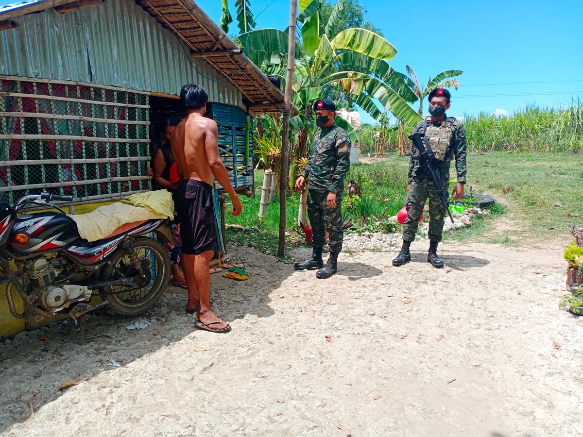 PNP_SAF65SAC's tweet photo. On May 31, 2020, 65SAC personnel distributed relief goods to Mr. Bobby A. Clamor, in relation to Adopt-a-Family Beneficiary Program.

#PNPPatrolPlan2030
#SpecialActionForce
#TeamPNP
#SAFCares
#ToServeAndProtect
#PNPKakampiMo
#StayHomeSaveLives
#PNPChiefGamboa
#WeHealAsOne https://t.co/MpirLPPjQq