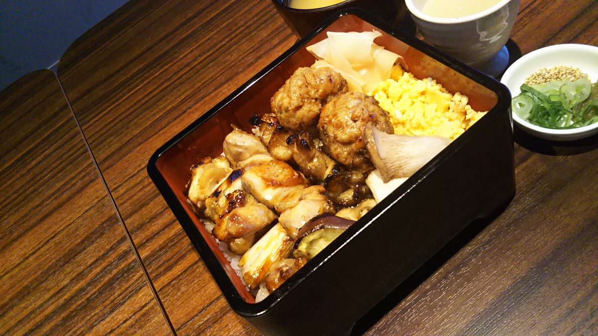 ずみちゃん 今日からランチを始めた神田神保町 焼き鳥とワイン ビストロおでん 3b 焼き鳥重の焼き鳥がメチャ旨 でも神保町男子にはご飯が足りないかも さんびー 神保町ランチ 焼き鳥重 コロナに負けるな