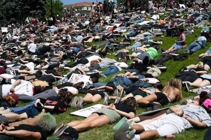GulbargaTemper1's tweet photo. USA: The people of Denver in Colorado USA came out protesting the murder of #GeorgeFloyd.
They laid down on the ground under the scorching sun; folding their hands behind their back for 9 minutes, screaming like George Floyd: ”I CAN'T BREATHE”

#USAonFire #BlackLivesMatter https://t.co/Dx7KVofAc1