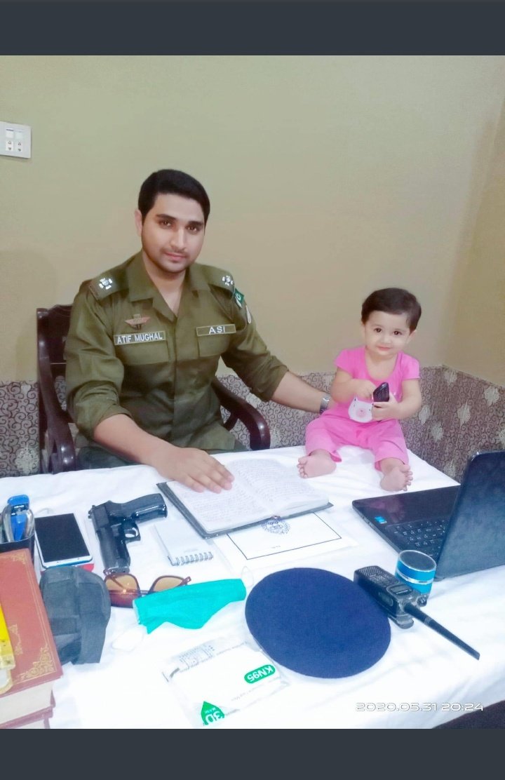 یہ پولیس والا اپنی کمسن بیٹی کو تھانے لے آیا کیا آپ کے خیال میں یہ درست بات ہے یا غلط اپنی راۓ دے کر ریٹویٹ کر دیں