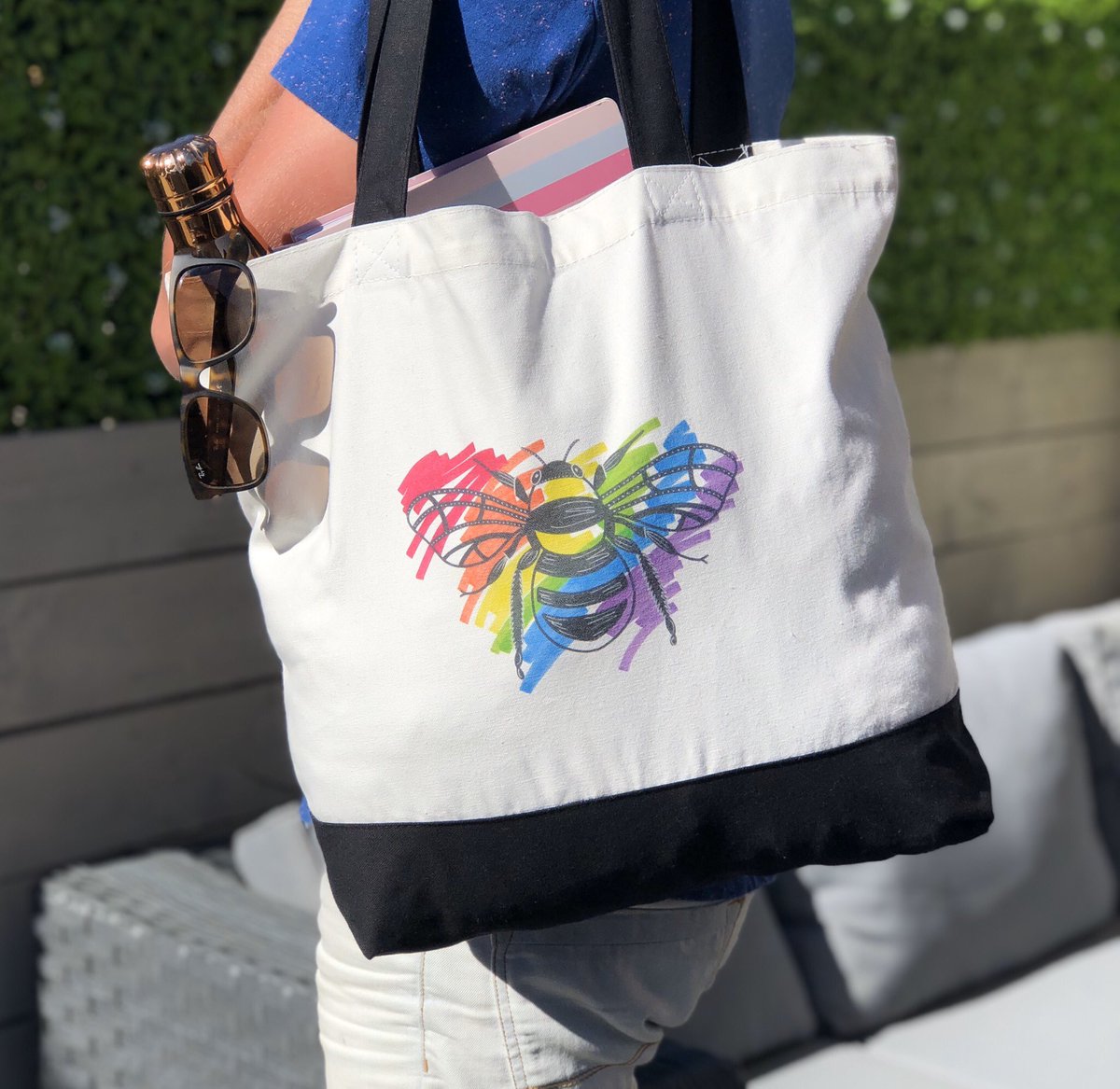 MigratingArt's tweet image. YES to the “PROUD TO BEE” #Manchester deluxe tote 🏳️‍🌈