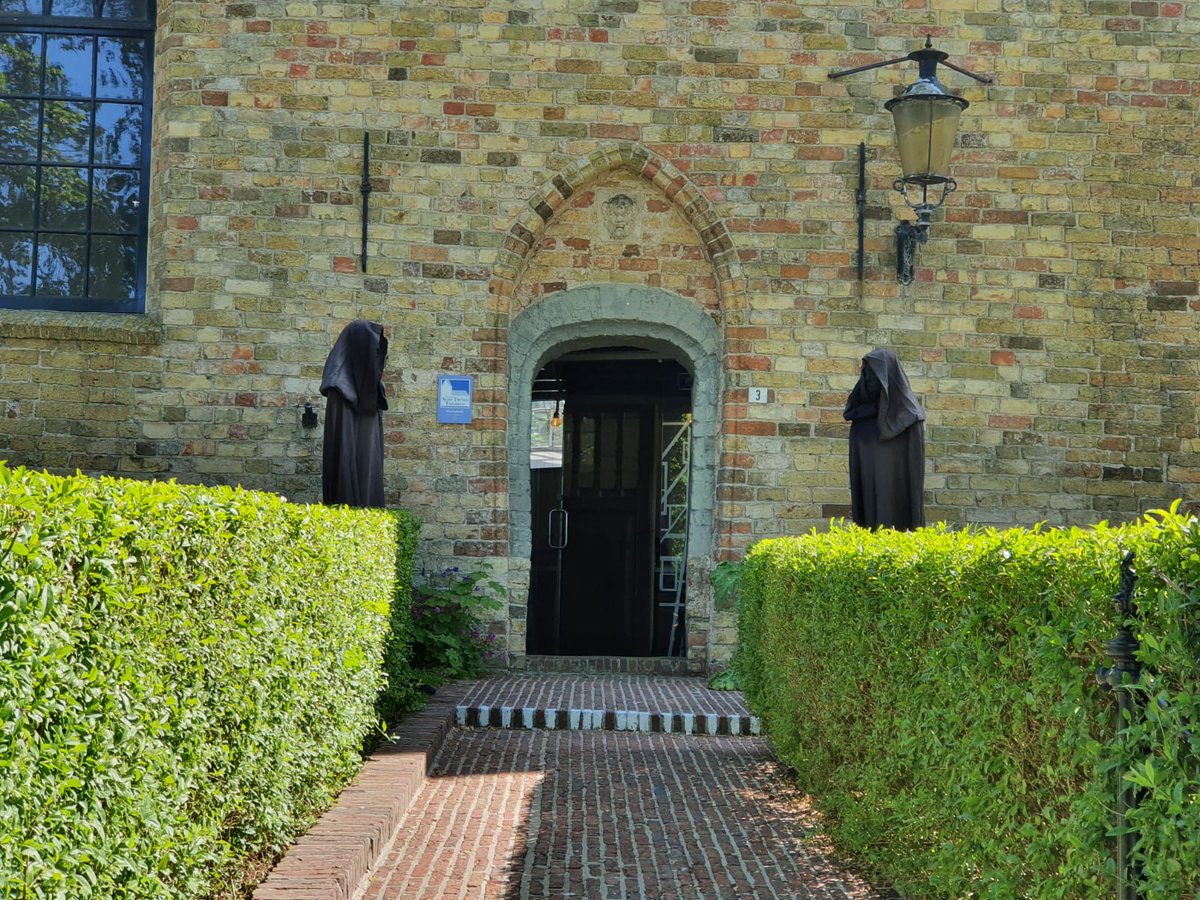 Uniastate's tweet photo. Beeldend kunstenaar @InevanderHorn uit Utrecht exposeert vanaf vandaag haar bijzondere kunstwerken in de kerk van Bears en daarmee voor het eerst in Friesland.  Zij maakt –delen van- menselijke figuren in leer.  Het thema Wachters. https://t.co/dnnyunNB5c