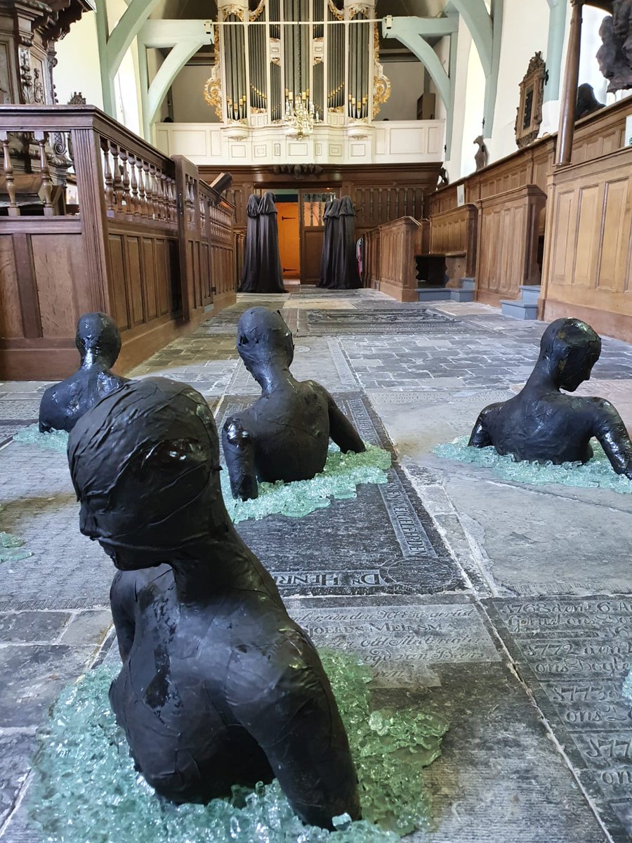 Uniastate's tweet photo. Beeldend kunstenaar @InevanderHorn uit Utrecht exposeert vanaf vandaag haar bijzondere kunstwerken in de kerk van Bears en daarmee voor het eerst in Friesland.  Zij maakt –delen van- menselijke figuren in leer.  Het thema Wachters. https://t.co/dnnyunNB5c