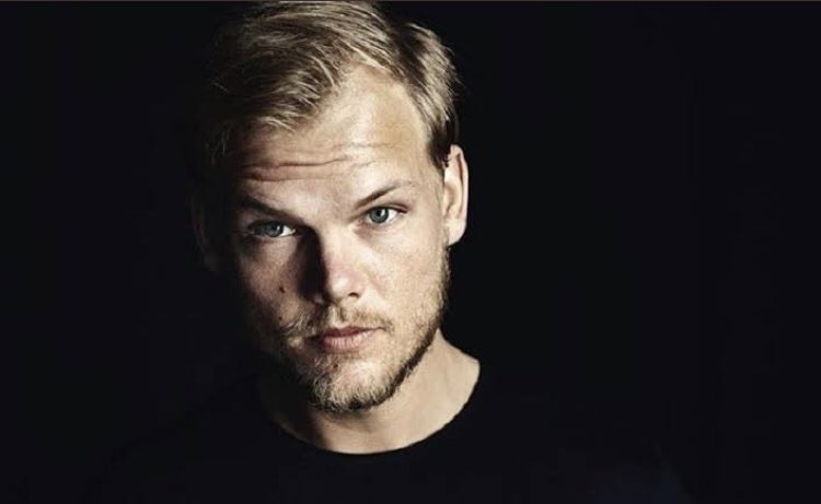 Flouxo's tweet photo. Em pouco menos de 24 horas, os #anonymus já:

-mostraram que a princesa Diana foi assasinada pela família real; 

-Donald trump já foi envolvido com pedófilia em 1994;

-Avicii não se suicidou, ele foi assasinado; 

•ansioso por novas informações• https://t.co/mEZnACwNhh