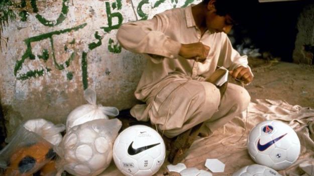 Altoparlante Monumento explosión Rkid on Twitter: "Este niño pakistaní está fabricando balones para donarlos  a las tiendas Nike que han robado en EEUU. El ser humano es increíble.  https://t.co/uRKz0fRjVk" / Twitter