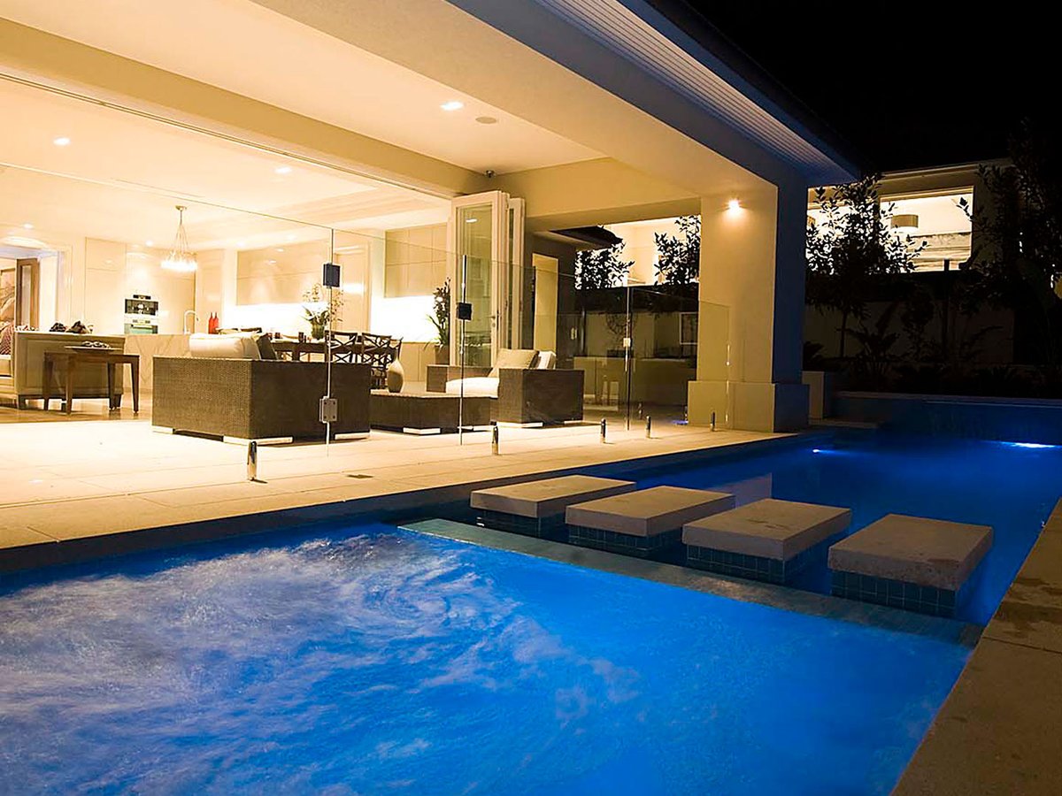 AnstonAP's tweet photo. Day or night, this home, pool and outdoor living space is effortlessly inviting.

Built by @MedallionHomes in SA featuring Anston Bondi pool steppers and coping 💦

#beautifulpools #contemporaryhomes #floatingsteps https://t.co/8AIE9a6H9u