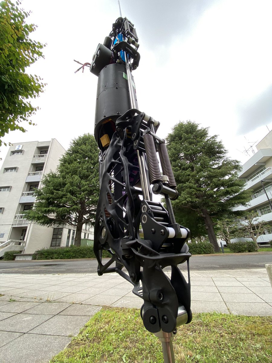sakigake_073's tweet photo. Form2でプリントしたホイールを組み込み
4輪プリントするのはレジンが勿体ないので2輪だけ... https://t.co/h4FWllWlfY